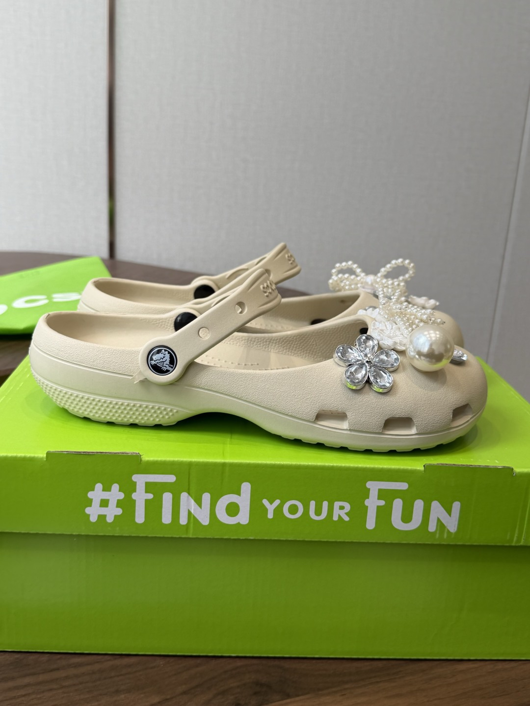 Crocs 联名洞洞鞋｜潮人鞋柜的终极炸场款这双鞋，是街头潮流与舒适脚感的完美碰撞，每一处细节都在宣告：