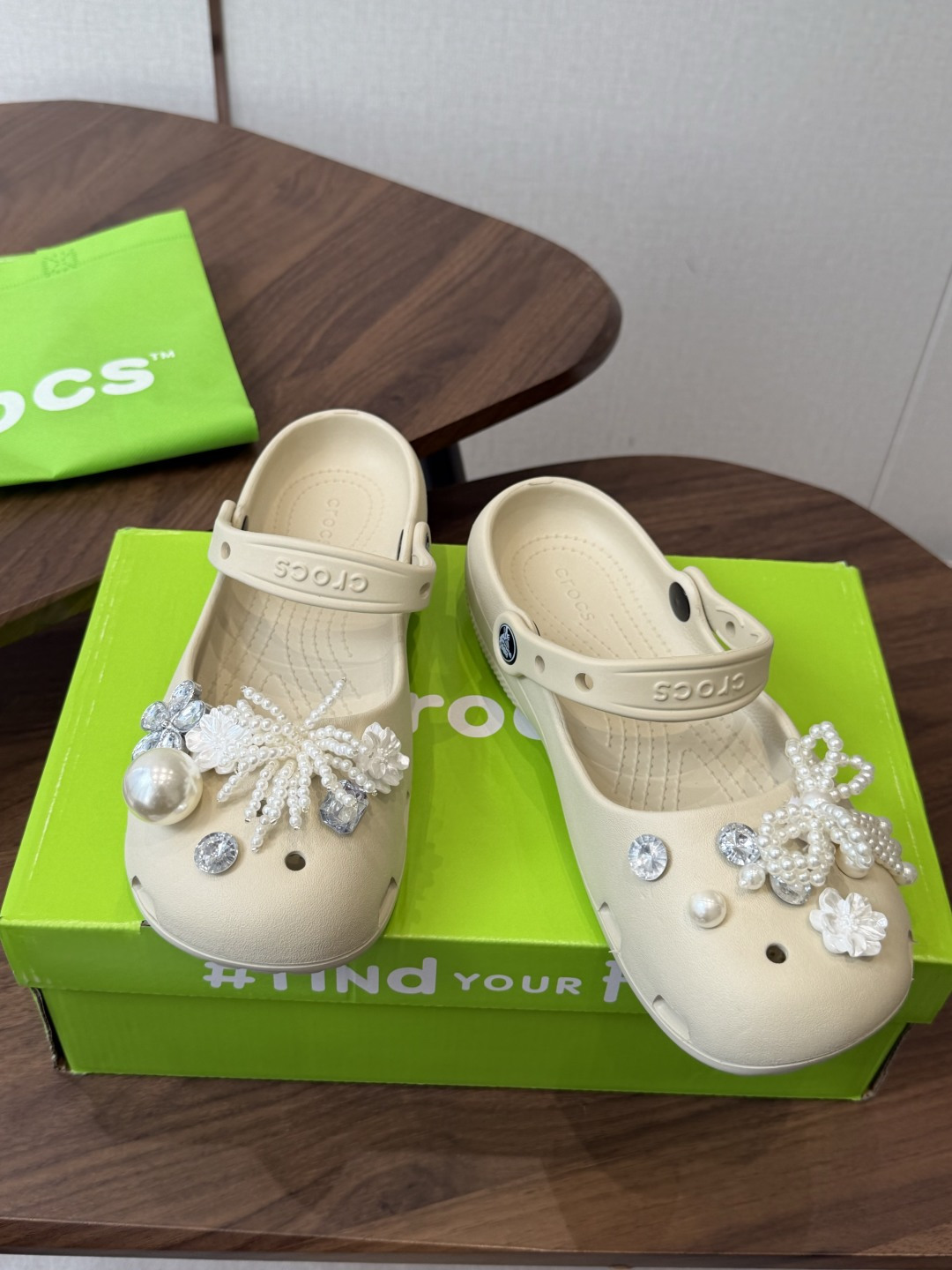 Crocs 联名洞洞鞋｜潮人鞋柜的终极炸场款这双鞋，是街头潮流与舒适脚感的完美碰撞，每一处细节都在宣告：