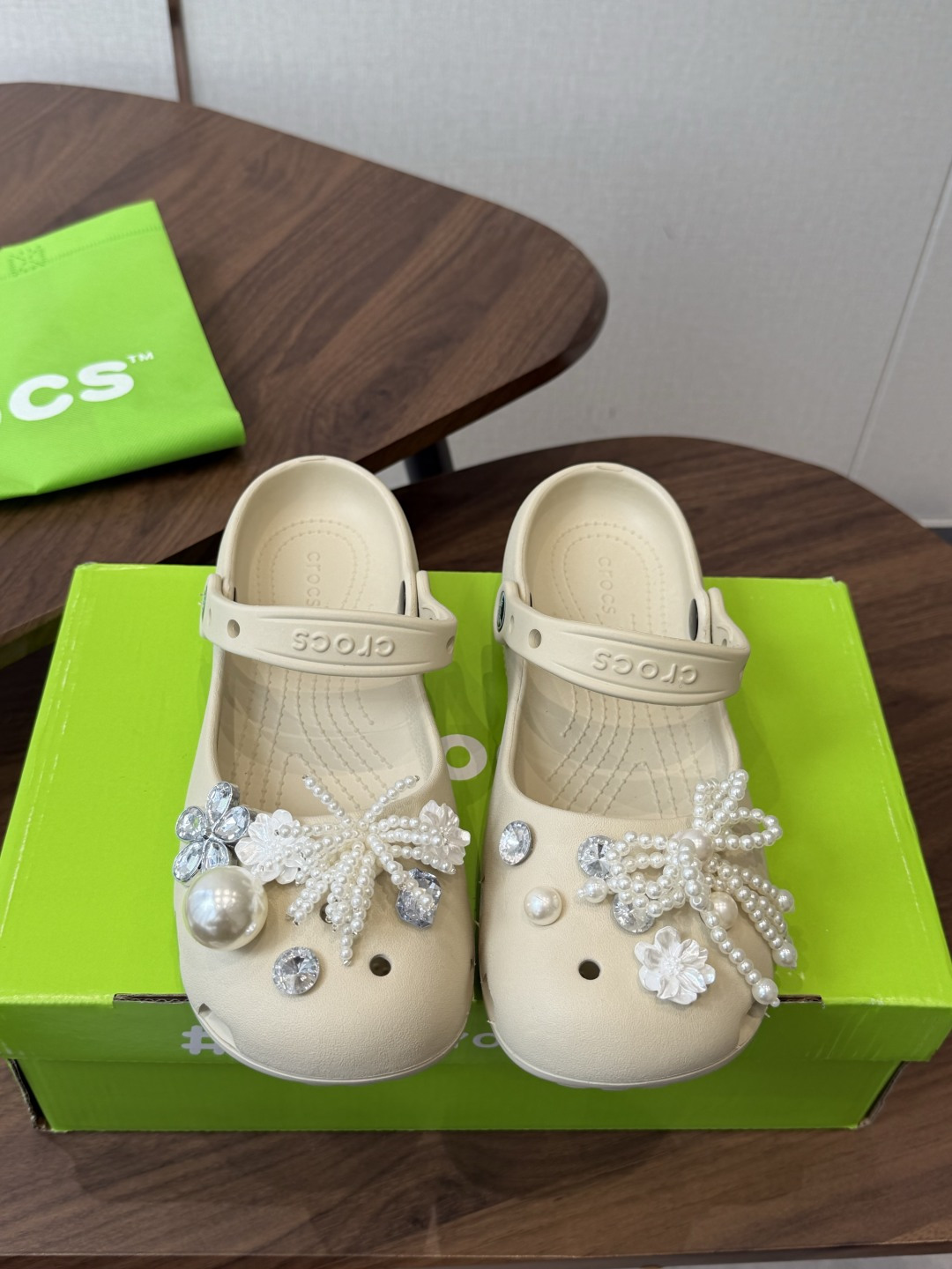 Crocs 联名洞洞鞋｜潮人鞋柜的终极炸场款这双鞋，是街头潮流与舒适脚感的完美碰撞，每一处细节都在宣告：