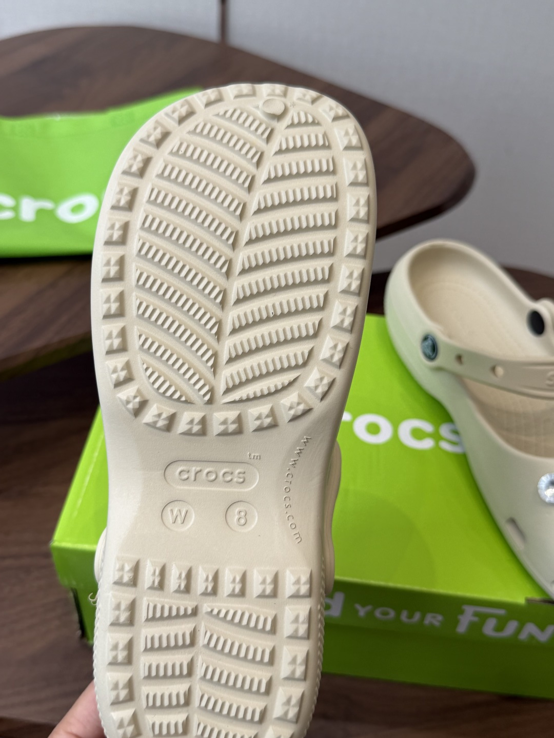 Crocs 联名洞洞鞋｜潮人鞋柜的终极炸场款这双鞋，是街头潮流与舒适脚感的完美碰撞，每一处细节都在宣告：