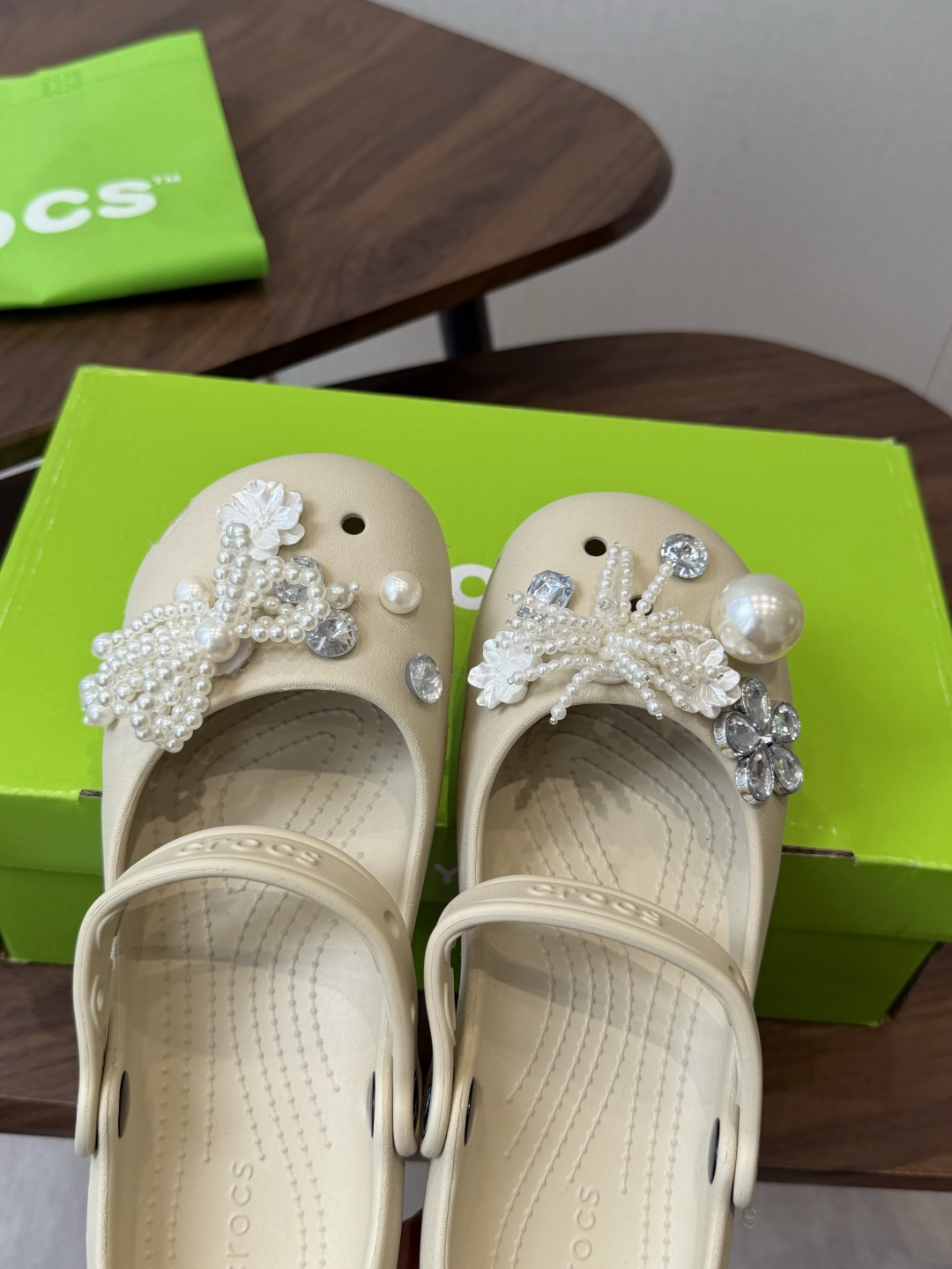 Crocs 联名洞洞鞋｜潮人鞋柜的终极炸场款这双鞋，是街头潮流与舒适脚感的完美碰撞，每一处细节都在宣告：