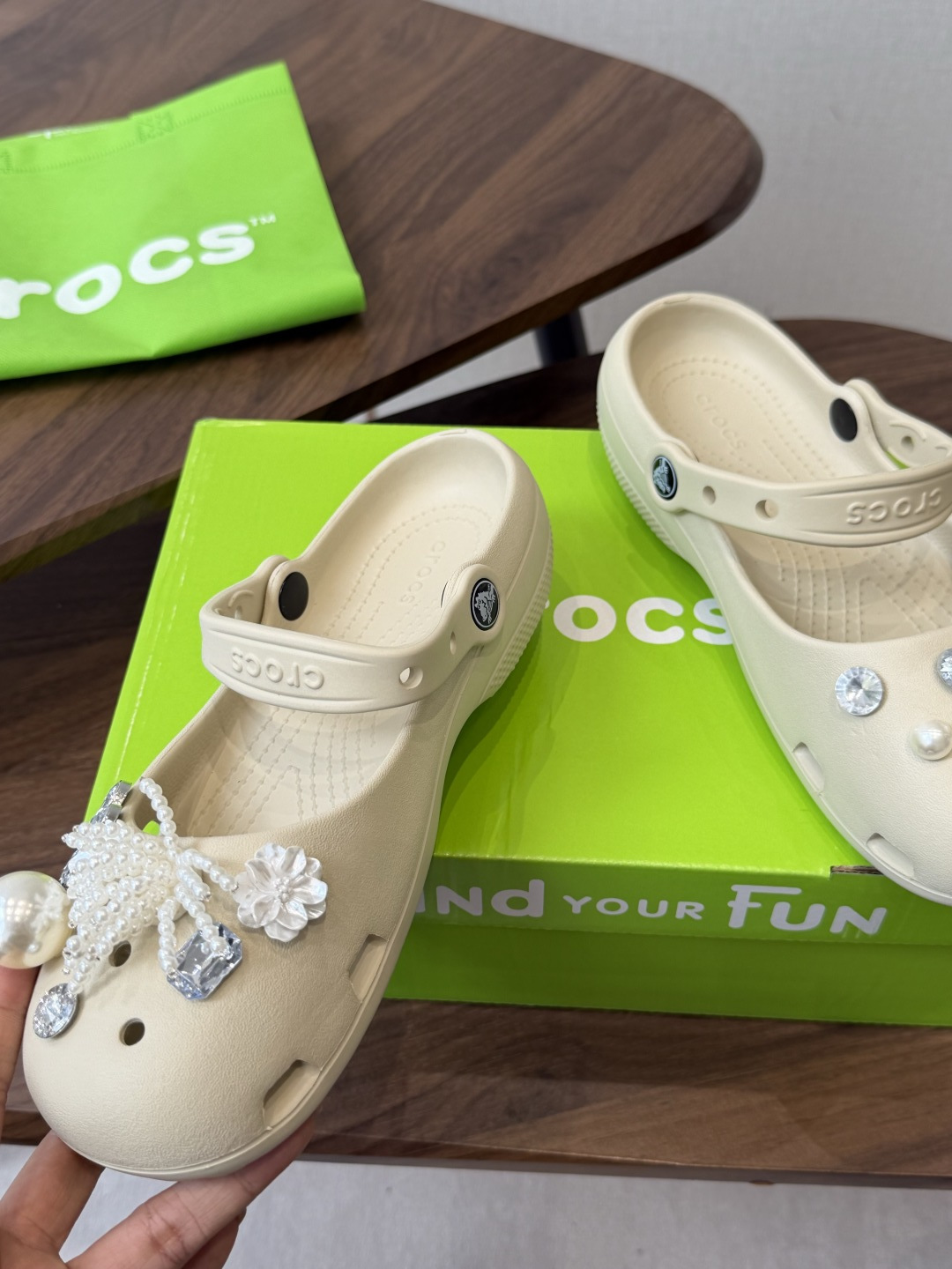 Crocs 联名洞洞鞋｜潮人鞋柜的终极炸场款这双鞋，是街头潮流与舒适脚感的完美碰撞，每一处细节都在宣告：