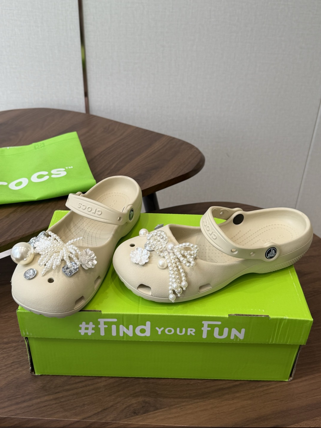 Crocs 联名洞洞鞋｜潮人鞋柜的终极炸场款这双鞋，是街头潮流与舒适脚感的完美碰撞，每一处细节都在宣告：