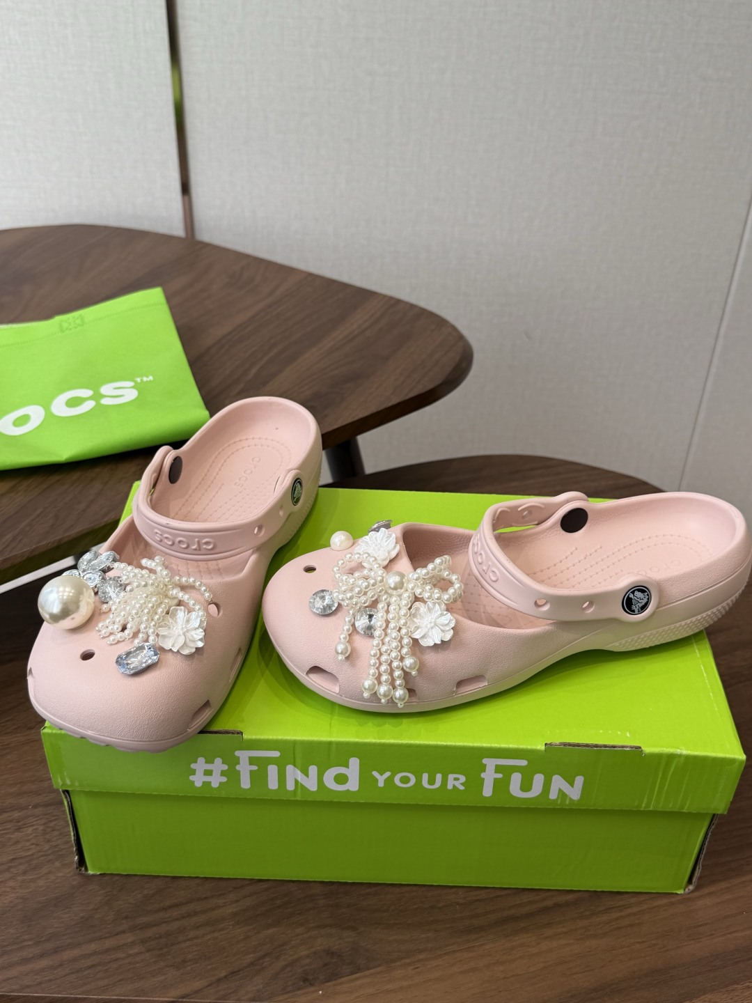 Crocs 联名洞洞鞋｜潮人鞋柜的终极炸场款这双鞋，是街头潮流与舒适脚感的完美碰撞，每一处细节都在宣告：