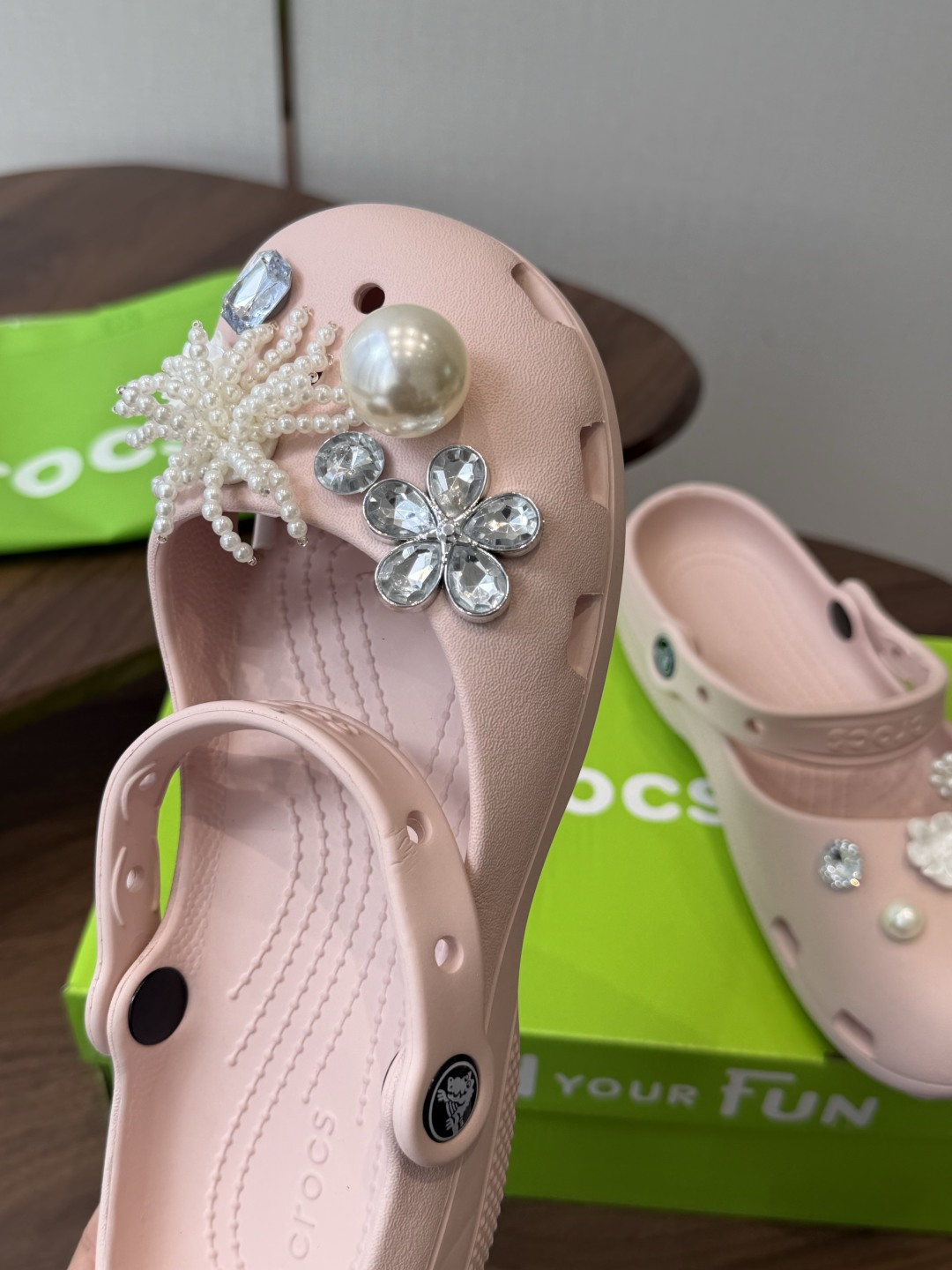 Crocs 联名洞洞鞋｜潮人鞋柜的终极炸场款这双鞋，是街头潮流与舒适脚感的完美碰撞，每一处细节都在宣告：