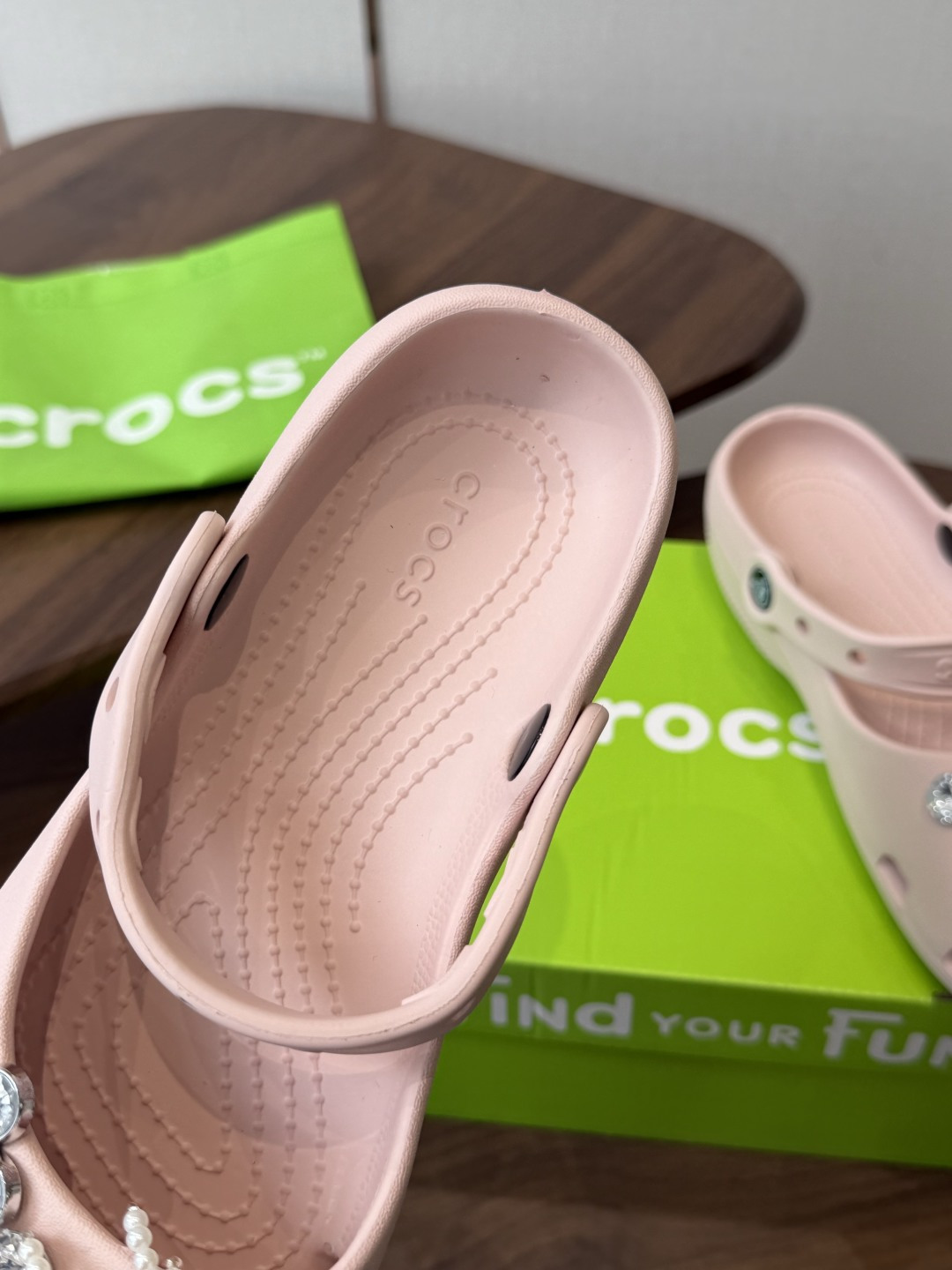 Crocs 联名洞洞鞋｜潮人鞋柜的终极炸场款这双鞋，是街头潮流与舒适脚感的完美碰撞，每一处细节都在宣告：