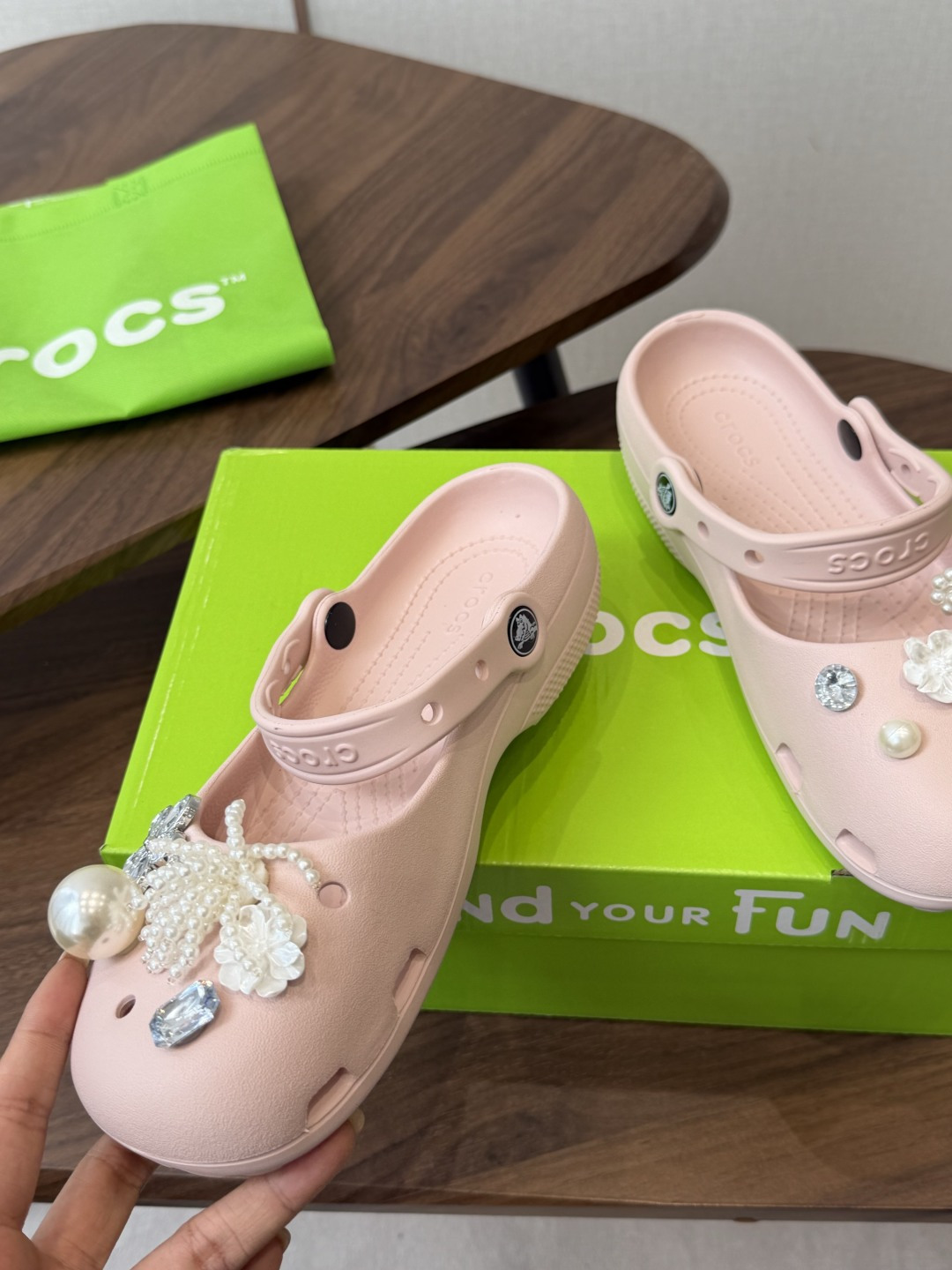 Crocs 联名洞洞鞋｜潮人鞋柜的终极炸场款这双鞋，是街头潮流与舒适脚感的完美碰撞，每一处细节都在宣告：