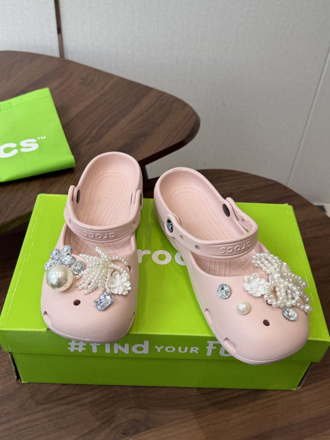 Crocs 联名洞洞鞋｜潮人鞋柜的终极炸场款这双鞋，是街头潮流与舒适脚感的完美碰撞，每一处细节都在宣告：