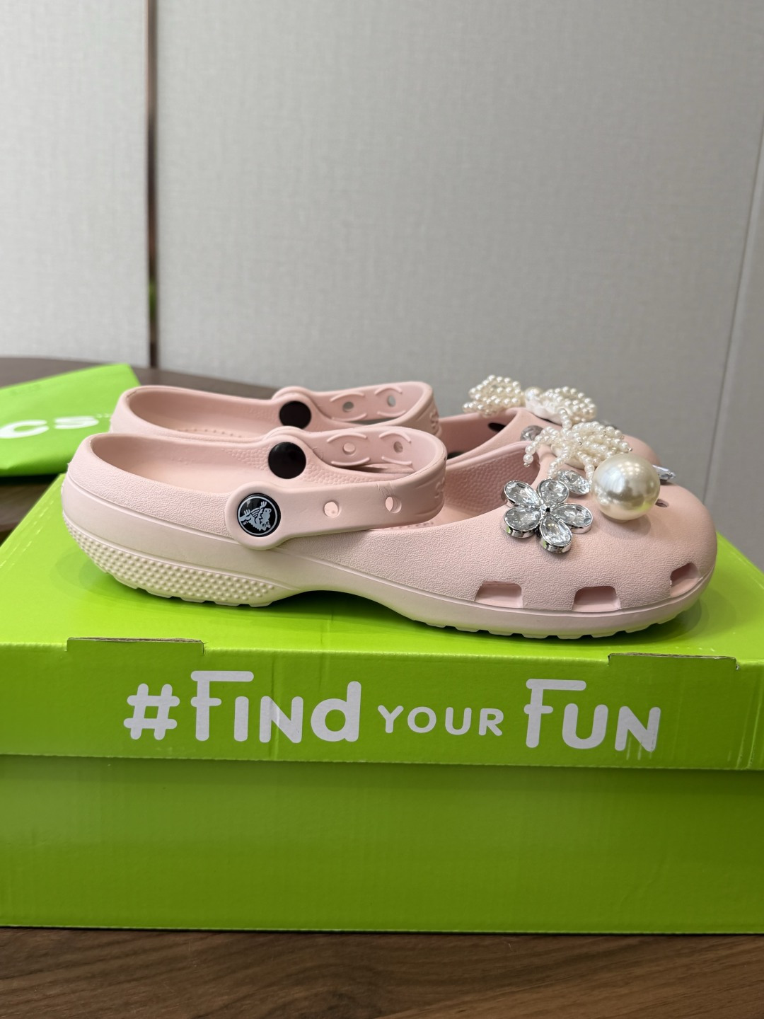 Crocs 联名洞洞鞋｜潮人鞋柜的终极炸场款这双鞋，是街头潮流与舒适脚感的完美碰撞，每一处细节都在宣告：