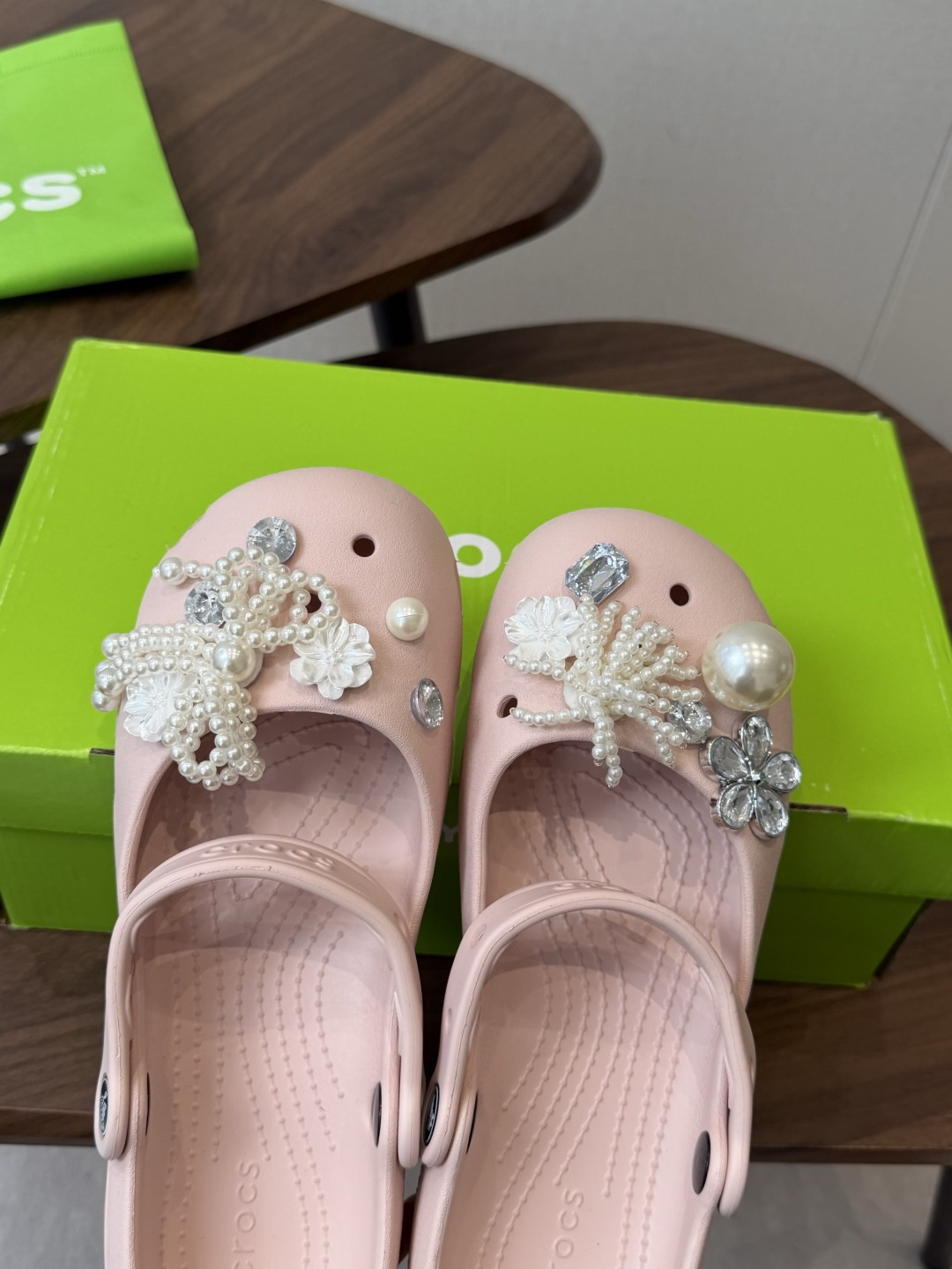 Crocs 联名洞洞鞋｜潮人鞋柜的终极炸场款这双鞋，是街头潮流与舒适脚感的完美碰撞，每一处细节都在宣告：