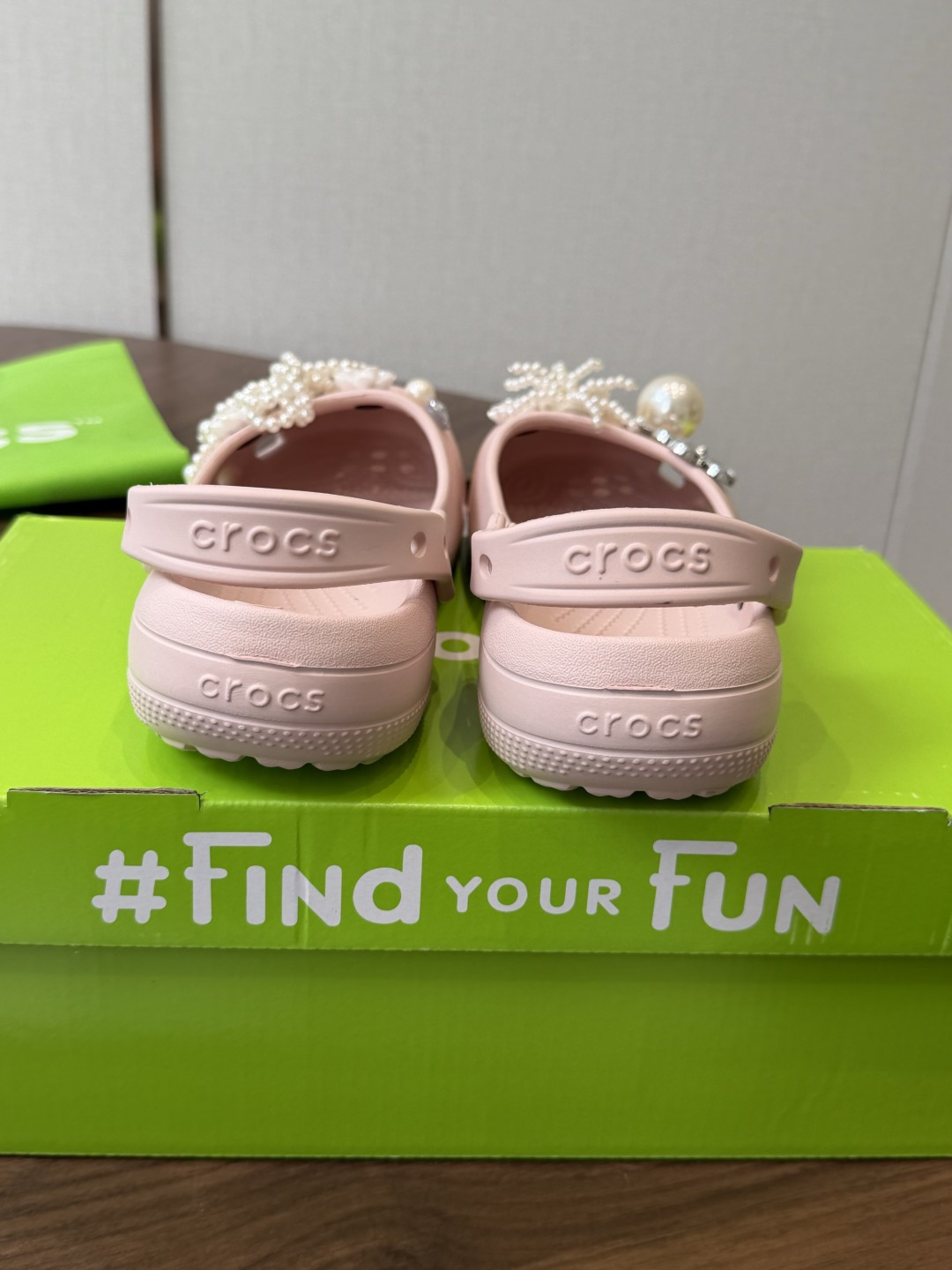 Crocs 联名洞洞鞋｜潮人鞋柜的终极炸场款这双鞋，是街头潮流与舒适脚感的完美碰撞，每一处细节都在宣告：