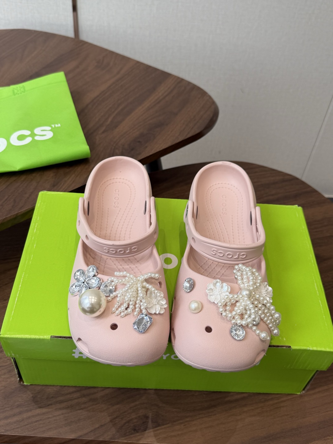 Crocs 联名洞洞鞋｜潮人鞋柜的终极炸场款这双鞋，是街头潮流与舒适脚感的完美碰撞，每一处细节都在宣告：