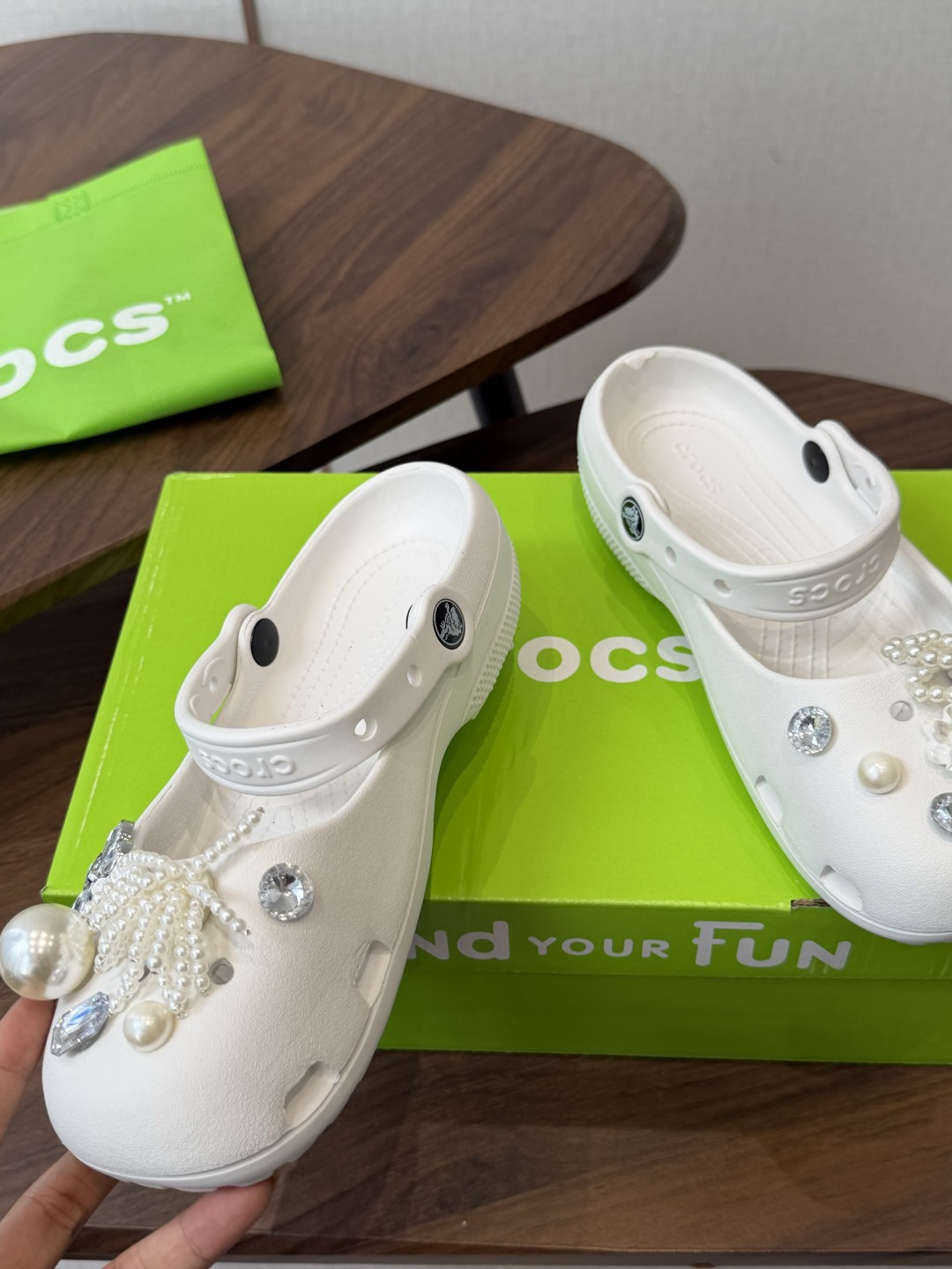 Crocs 联名洞洞鞋｜潮人鞋柜的终极炸场款这双鞋，是街头潮流与舒适脚感的完美碰撞，每一处细节都在宣告：