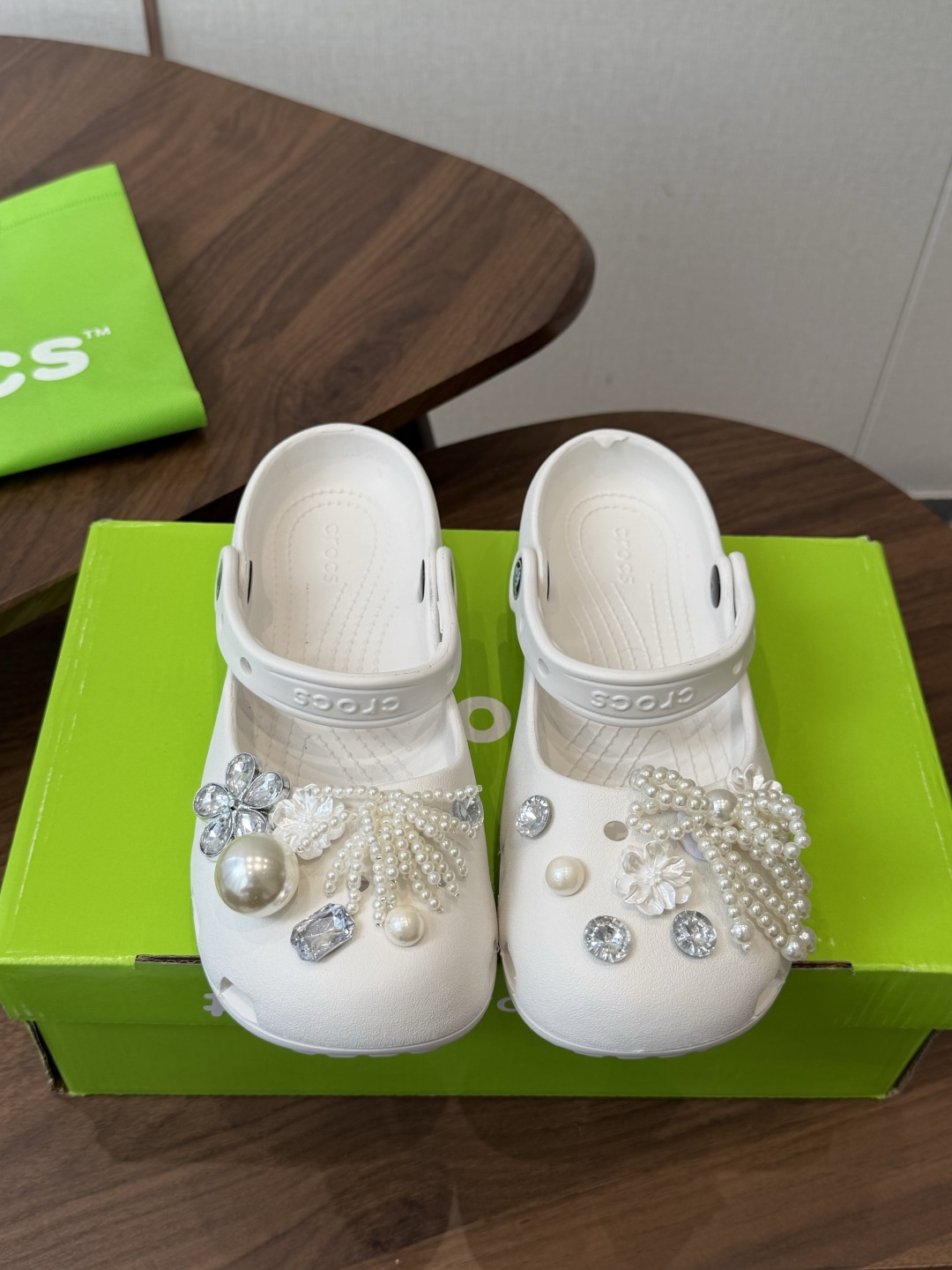 Crocs 联名洞洞鞋｜潮人鞋柜的终极炸场款这双鞋，是街头潮流与舒适脚感的完美碰撞，每一处细节都在宣告：