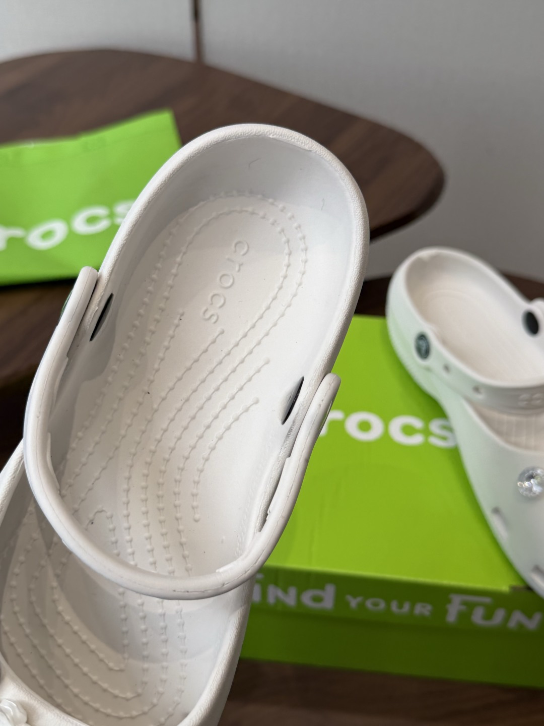 Crocs 联名洞洞鞋｜潮人鞋柜的终极炸场款这双鞋，是街头潮流与舒适脚感的完美碰撞，每一处细节都在宣告：