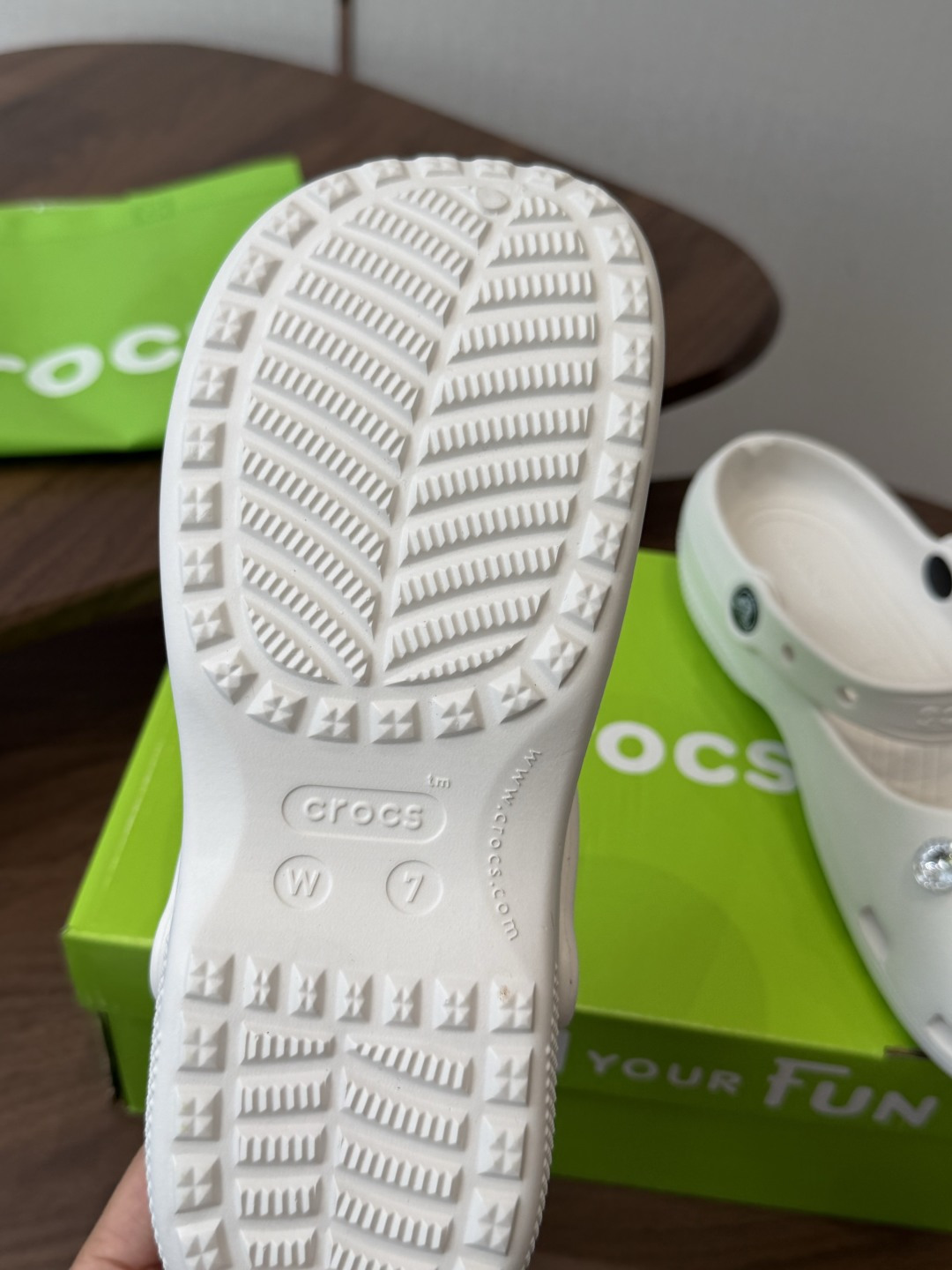 Crocs 联名洞洞鞋｜潮人鞋柜的终极炸场款这双鞋，是街头潮流与舒适脚感的完美碰撞，每一处细节都在宣告：