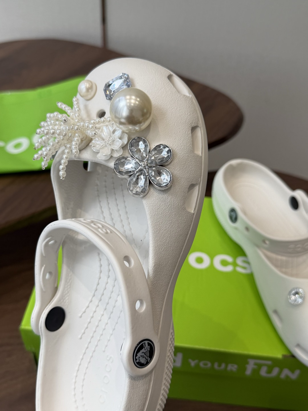 Crocs 联名洞洞鞋｜潮人鞋柜的终极炸场款这双鞋，是街头潮流与舒适脚感的完美碰撞，每一处细节都在宣告：