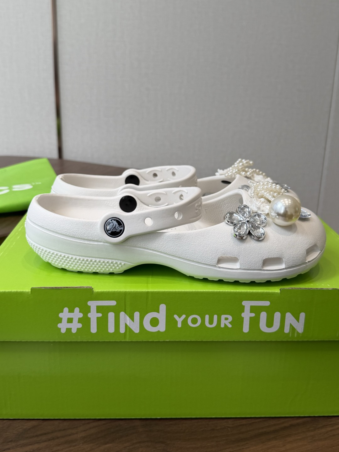 Crocs 联名洞洞鞋｜潮人鞋柜的终极炸场款这双鞋，是街头潮流与舒适脚感的完美碰撞，每一处细节都在宣告：