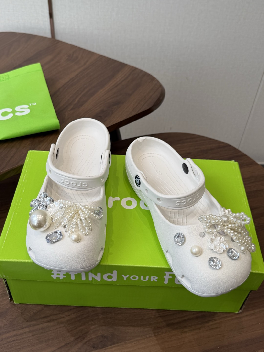 Crocs 联名洞洞鞋｜潮人鞋柜的终极炸场款这双鞋，是街头潮流与舒适脚感的完美碰撞，每一处细节都在宣告：