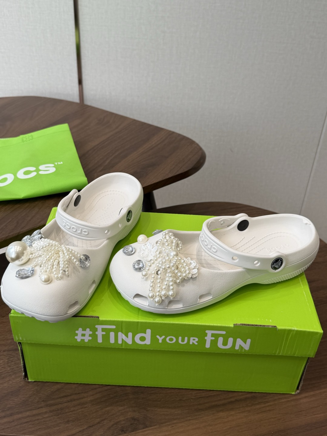 Crocs 联名洞洞鞋｜潮人鞋柜的终极炸场款这双鞋，是街头潮流与舒适脚感的完美碰撞，每一处细节都在宣告：