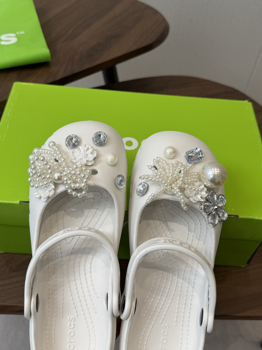 Crocs 联名洞洞鞋｜潮人鞋柜的终极炸场款这双鞋，是街头潮流与舒适脚感的完美碰撞，每一处细节都在宣告：