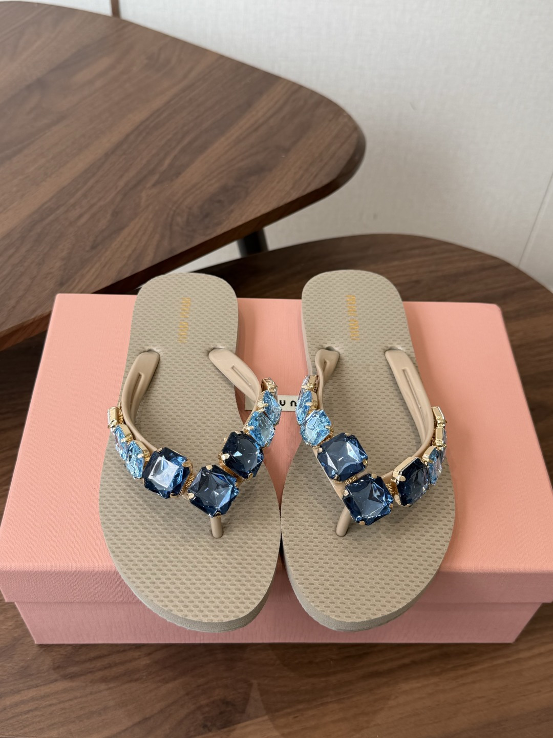 miumiu26ss春夏新款 人字拖 凉鞋 非常经典的设计，非常性感，搭配钻石的狂野自我！不羁风格满满，