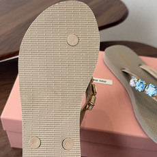miumiu26ss春夏新款 人字拖 凉鞋 非常经典的设计,非常性感,搭配钻石的狂野自我!不羁风格满满, miumiu26ss春夏新款 人字拖 凉鞋 非常经典的设计,非常性感,搭配钻石的狂野自我!不羁风格满满,