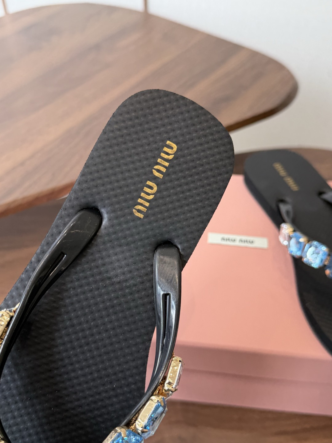 miumiu26ss春夏新款 人字拖 凉鞋 非常经典的设计,非常性感,搭配钻石的狂野自我!不羁风格满满, miumiu26ss春夏新款 人字拖 凉鞋 非常经典的设计,非常性感,搭配钻石的狂野自我!不羁风格满满,
