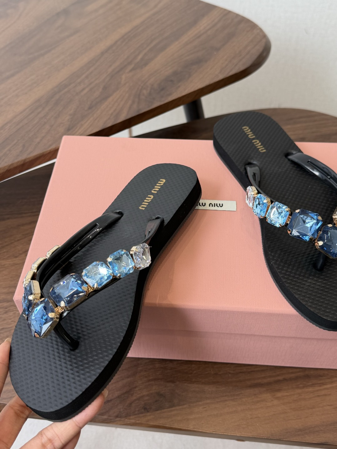miumiu26ss春夏新款 人字拖 凉鞋 非常经典的设计,非常性感,搭配钻石的狂野自我!不羁风格满满, miumiu26ss春夏新款 人字拖 凉鞋 非常经典的设计,非常性感,搭配钻石的狂野自我!不羁风格满满,