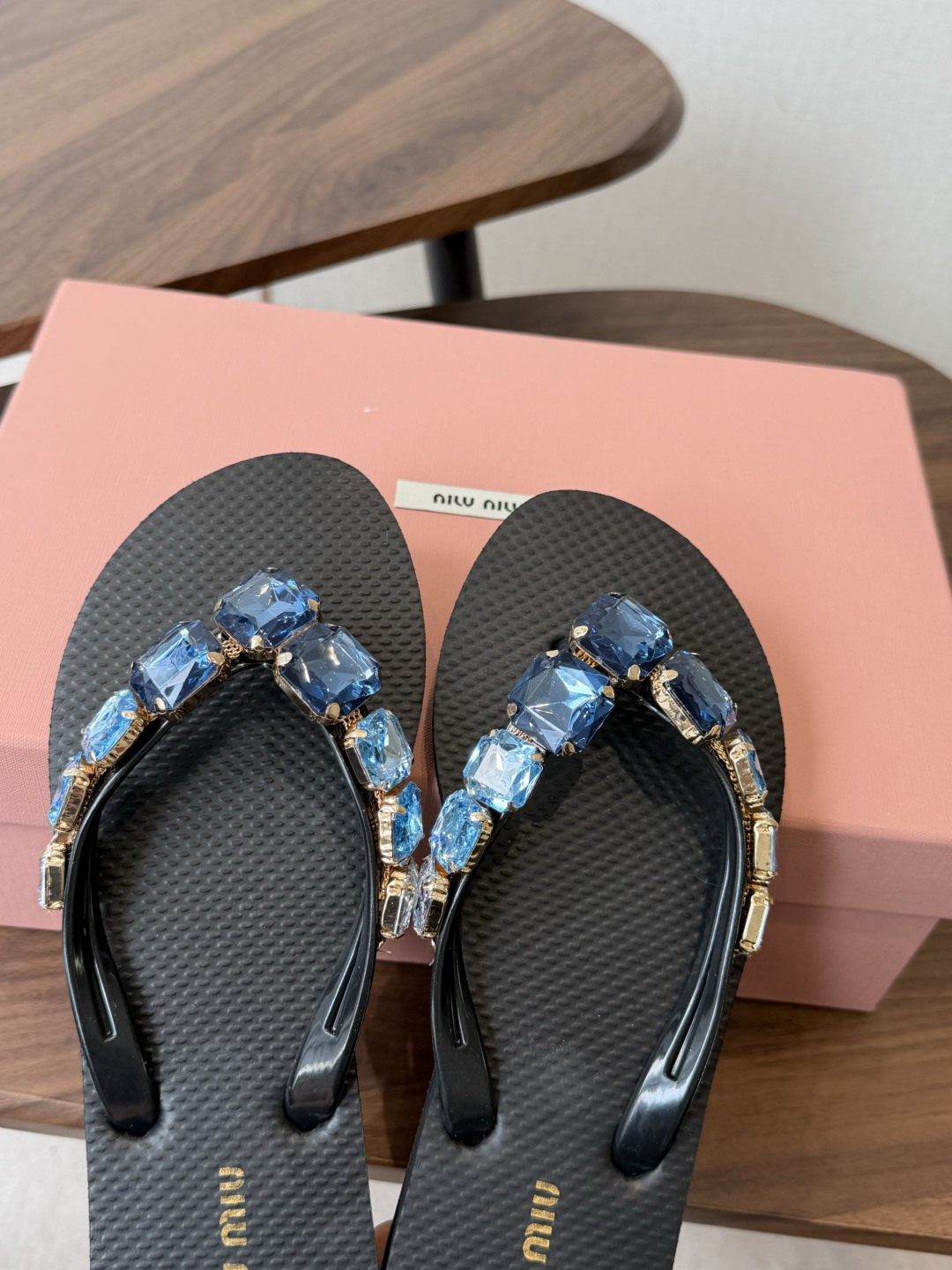 miumiu26ss春夏新款 人字拖 凉鞋 非常经典的设计,非常性感,搭配钻石的狂野自我!不羁风格满满, miumiu26ss春夏新款 人字拖 凉鞋 非常经典的设计,非常性感,搭配钻石的狂野自我!不羁风格满满,