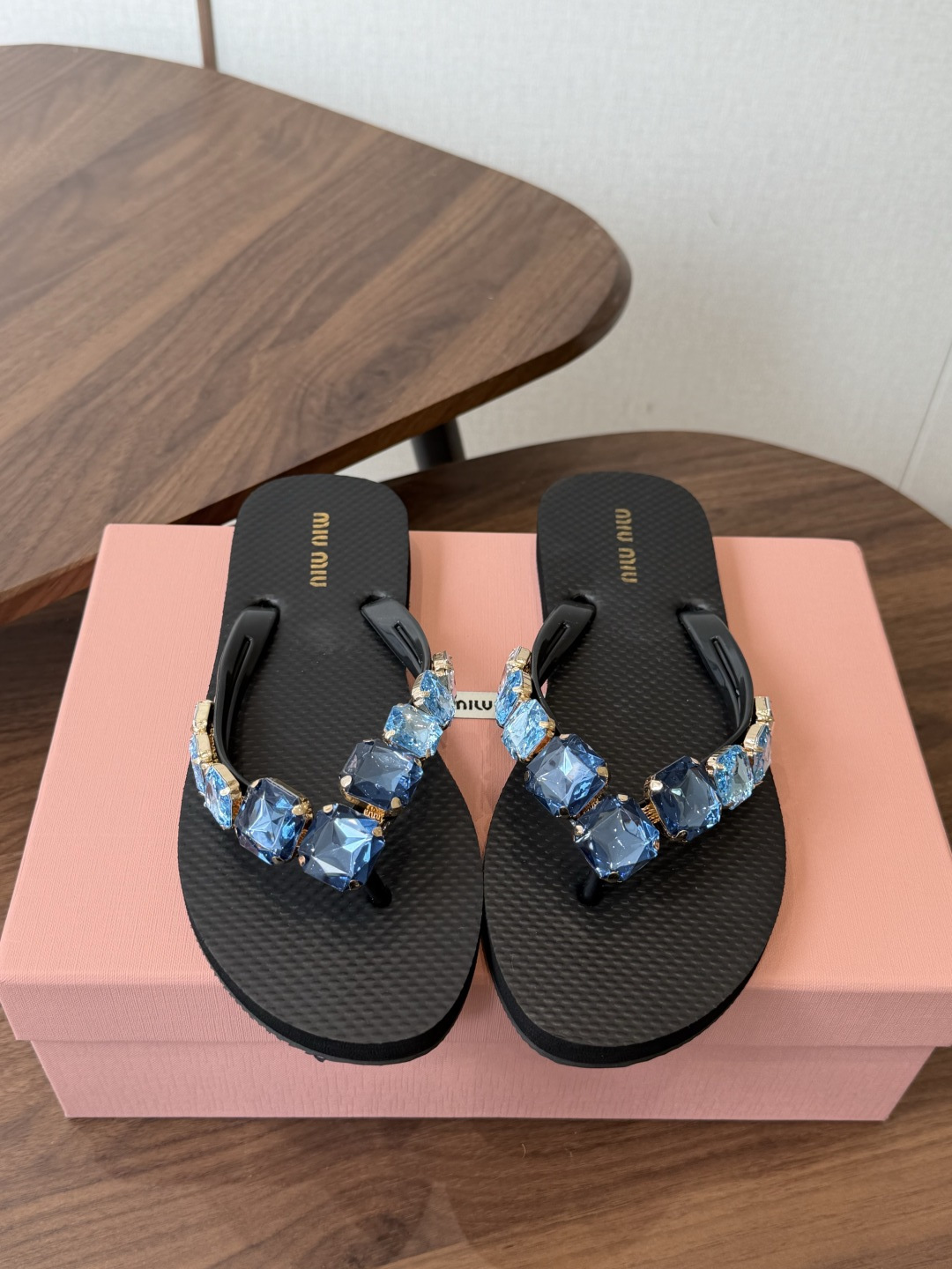 miumiu26ss春夏新款 人字拖 凉鞋 非常经典的设计，非常性感，搭配钻石的狂野自我！不羁风格满满，
