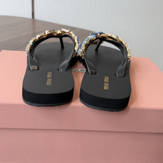 miumiu26ss春夏新款 人字拖 凉鞋 非常经典的设计,非常性感,搭配钻石的狂野自我!不羁风格满满, miumiu26ss春夏新款 人字拖 凉鞋 非常经典的设计,非常性感,搭配钻石的狂野自我!不羁风格满满,