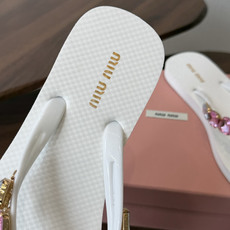 miumiu26ss春夏新款 人字拖 凉鞋 非常经典的设计,非常性感,搭配钻石的狂野自我!不羁风格满满, miumiu26ss春夏新款 人字拖 凉鞋 非常经典的设计,非常性感,搭配钻石的狂野自我!不羁风格满满,