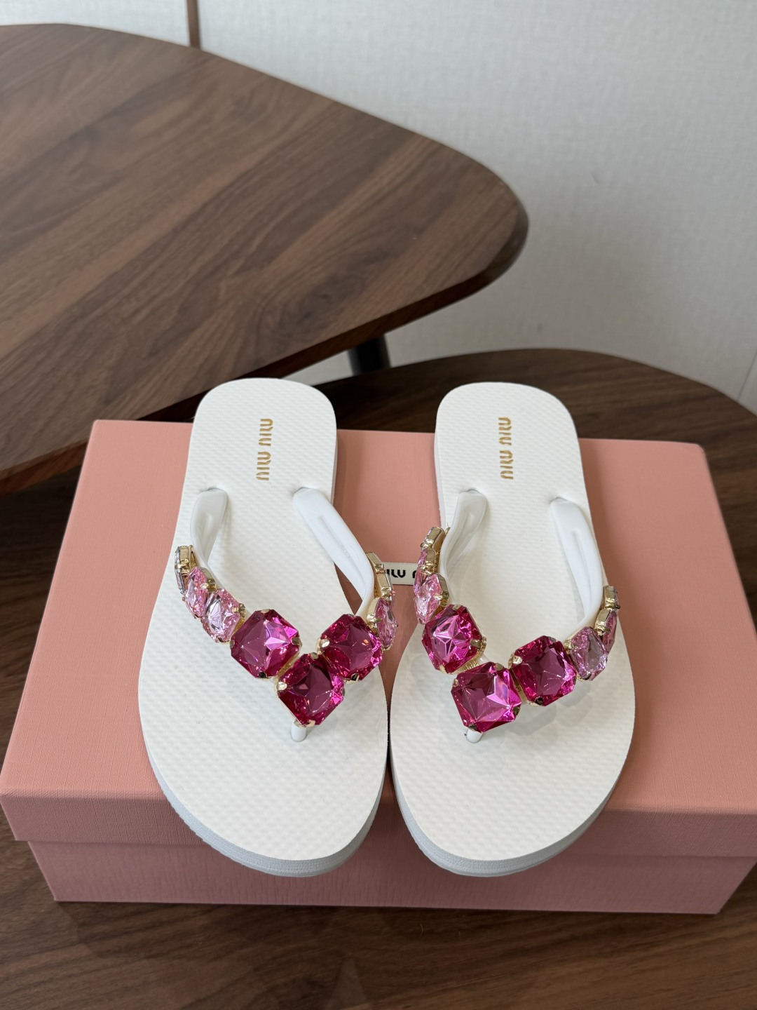 NO:875036,miumiu26ss new spring and summer flip-flops sandals, very classic design, very sexy, with diamonds for your wild self!  Full of uninhibited style, the special natural texture of the inner upper is clear and delicate, giving it a natural beauty!  The upper feet are particularly feminine!  The new color combinations are also very beautiful!  Size 36-40 (custom size 40 is non-refundable), split-toe shoes, miumiu, sandals19860909miumiu26ss春夏新款 人字拖 凉鞋 非常经典的设计,非常性感,搭配钻石的狂野自我！ 不羁风格满满,内里鞋面的特殊天然纹路清晰细腻,有一种自然美感！ 上脚特别有女人味！上新的新色搭配也都非常好看！ 码数36-40(40定制不退换),分趾鞋,miumiu,sandals,Women's Shoes