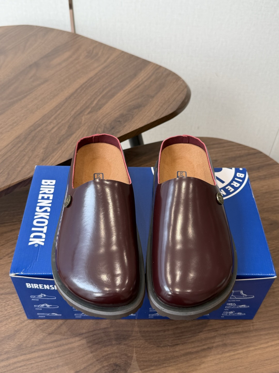 NO:875030,Birkenstock 26ss new style Birkenstock Couple style Baotou slippers. I have been attracted by this brand since it came out. I have been looking for it for a long time before I got it. It is really hard to find a pair of shoes. They are really good-looking. My sisters made them for me. Fabric cowhide outsole. IP foam outsole. Size #female 35-40 (40 is custom-made and cannot be returned or exchanged) #Male 39-45 (45 is custom-made and cannot be returned or exchanged), half drag, birkenstock, cowhide19860909Birkenstock 26ss 新款 勃肯 情侣款 包头拖 这个品牌刚出我就心动了 代购找很久才买到货,真的一鞋难求,真的超级好看,姐妹们给我冲 面料牛皮 大底IP发泡大底 Size#女35-40（40订做不退换）  #男39-45（45订做不退换）,半拖,birkenstock,cowhide,Women's Shoes