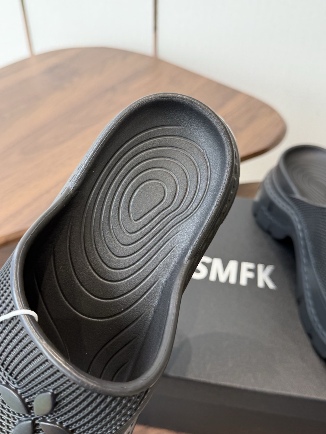 Smfk  26ss 小众潮牌爆款没计感浮雕一字厚底拖鞋爆真的是很耐看越看越喜欢！矮个子宝宝的福音直接拉