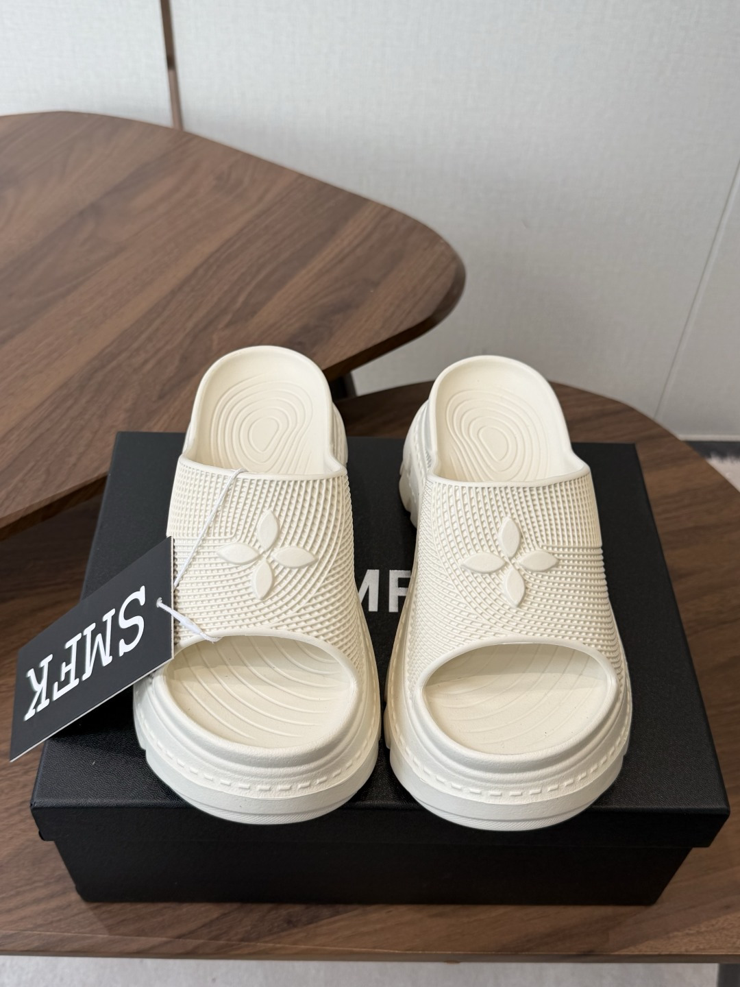 NO:875022,Smfk 26ss niche trendy brand’s hot style embossed one-word thick-soled slippers with no sense of design. They are really attractive. The more I look at them, the more I like them!  The good news for short babies can directly lengthen their body proportions!  !  The shoe body is soft and comfortable, and the sole is wear-resistant and non-slip - and each color is very versatile. It is really suitable for this spring and summer. The upper is original EVA one-piece molding. Size#35-40 (customized for 40), slippers, slippers19860909Smfk 26ss 小众潮牌爆款没计感浮雕一字厚底拖鞋 爆真的是很耐看越看越喜欢！矮个子宝宝的福音直接拉长身材比例！！ 鞋身柔软舒适,鞋底耐磨防滑-而且每个颜色都非常百搭.真的太适合这个春夏  鞋面原版EVA一体成型  Size#35-40（40定做）,拖鞋,slippers,Women's Shoes
