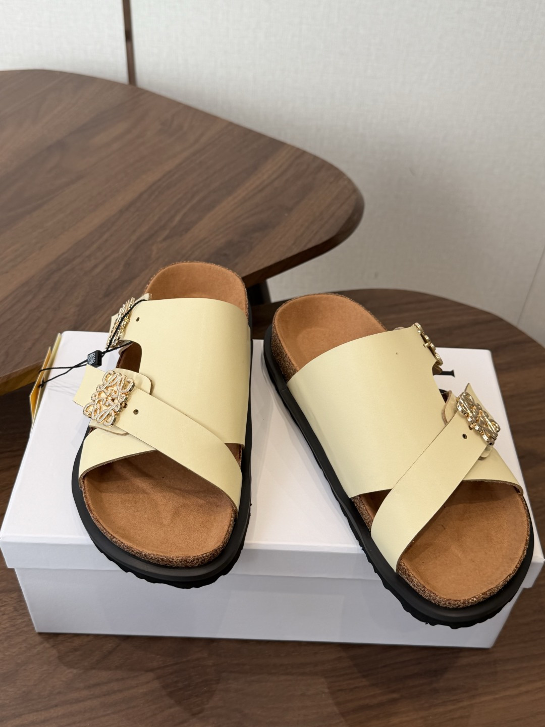 LOEWE 26ss 春夏系列 情侣款 拖鞋这个品牌刚出我就心动了代购找很久才买到货，真的一鞋难求，真的