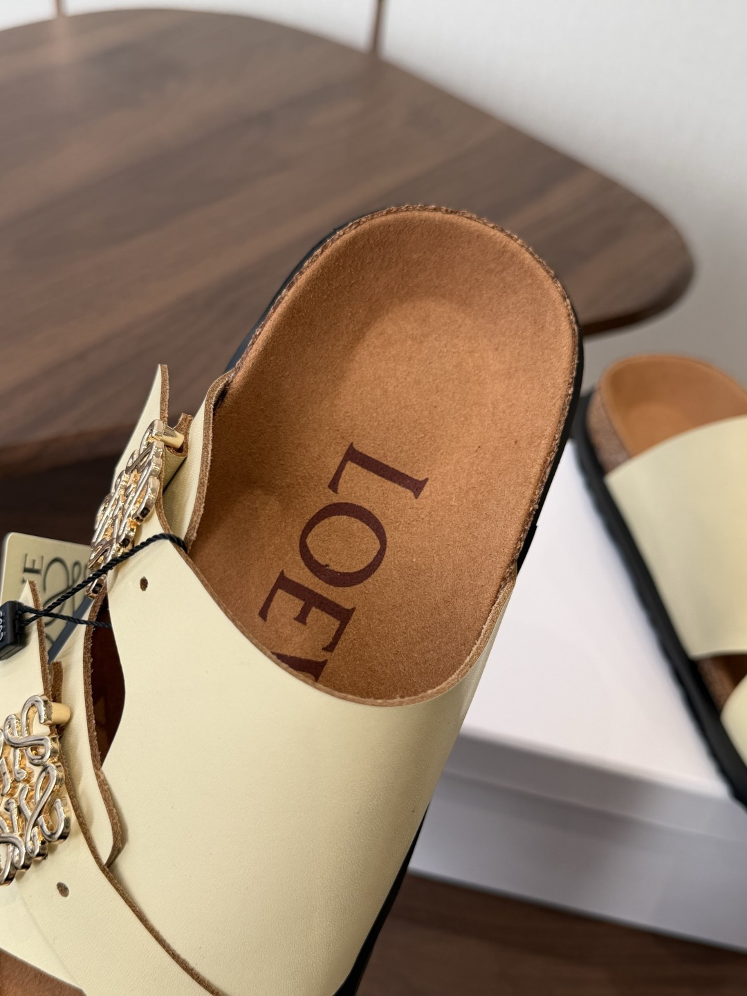 LOEWE 26ss 春夏系列 情侣款 拖鞋这个品牌刚出我就心动了代购找很久才买到货，真的一鞋难求，真的