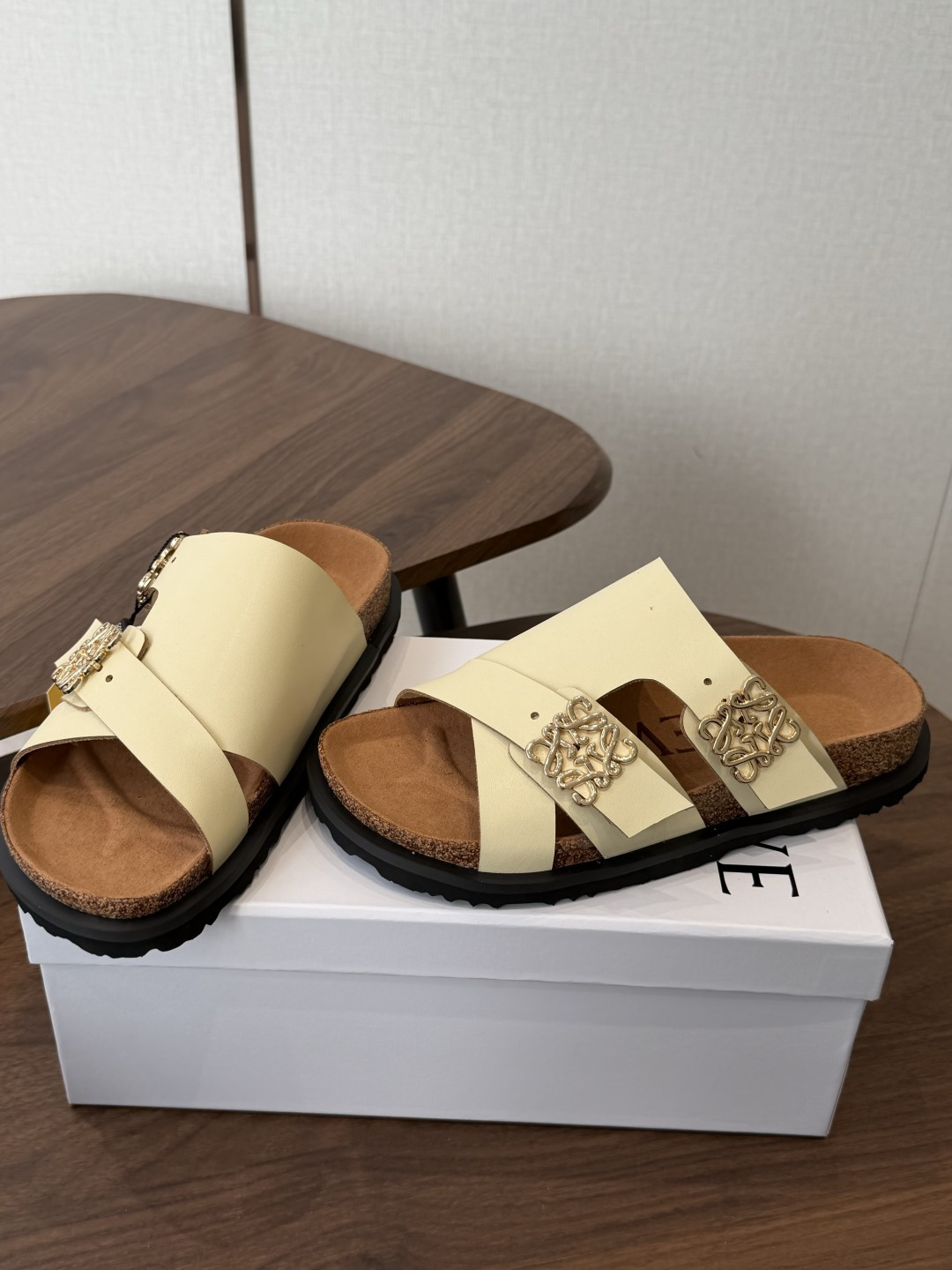 LOEWE 26ss 春夏系列 情侣款 拖鞋这个品牌刚出我就心动了代购找很久才买到货，真的一鞋难求，真的