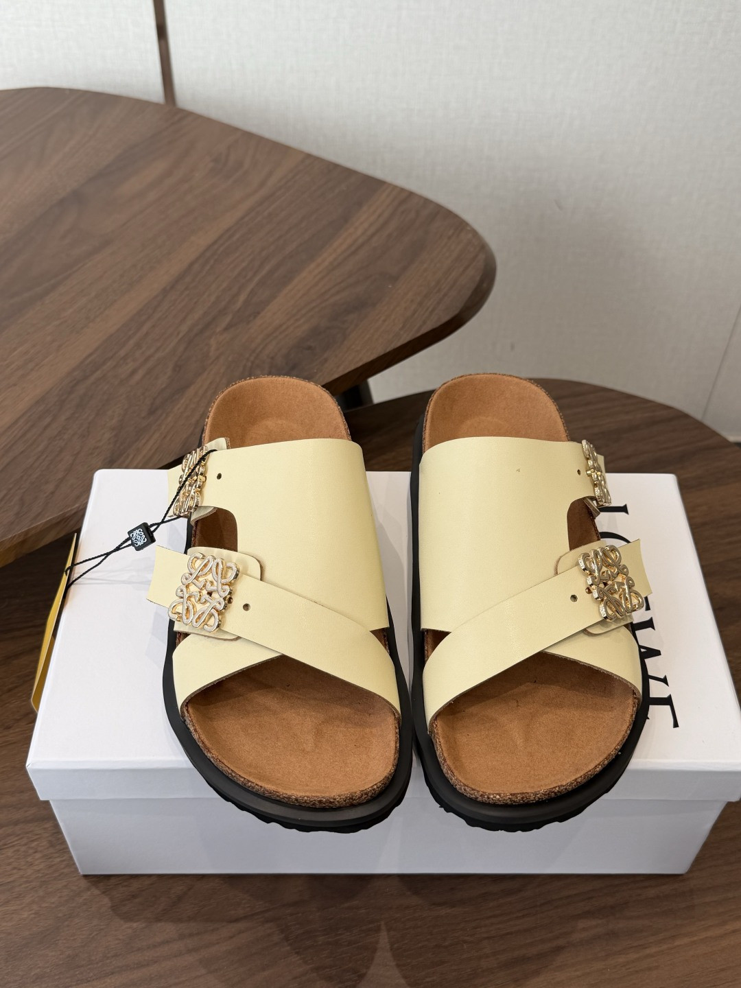 LOEWE 26ss 春夏系列 情侣款 拖鞋这个品牌刚出我就心动了代购找很久才买到货，真的一鞋难求，真的