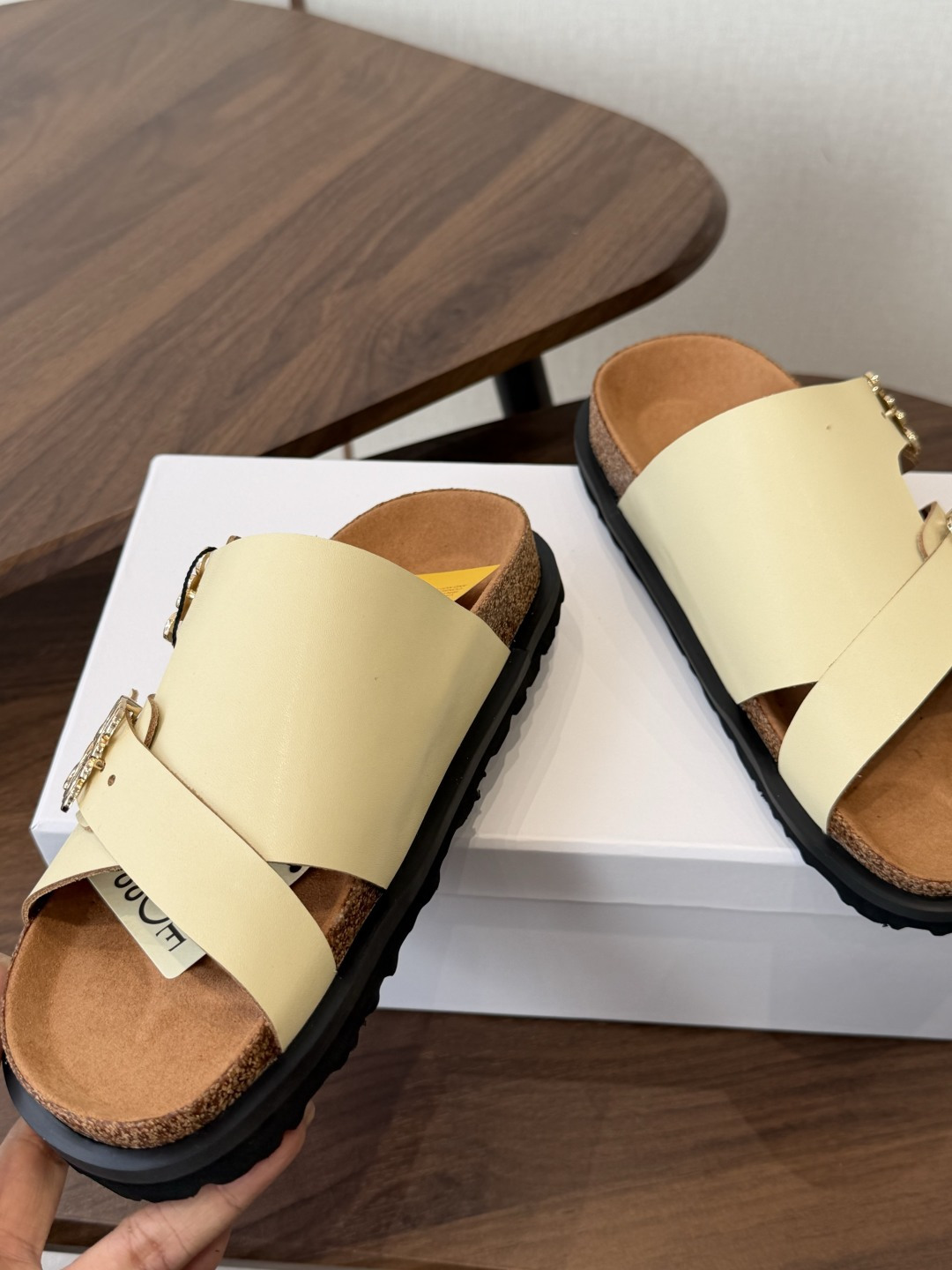 LOEWE 26ss 春夏系列 情侣款 拖鞋这个品牌刚出我就心动了代购找很久才买到货，真的一鞋难求，真的