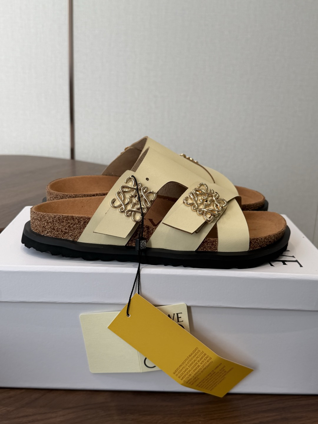LOEWE 26ss 春夏系列 情侣款 拖鞋这个品牌刚出我就心动了代购找很久才买到货，真的一鞋难求，真的