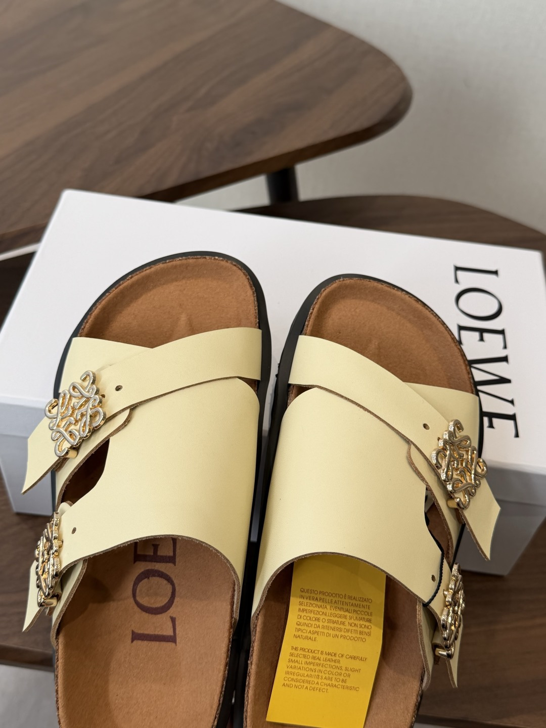LOEWE 26ss 春夏系列 情侣款 拖鞋这个品牌刚出我就心动了代购找很久才买到货，真的一鞋难求，真的
