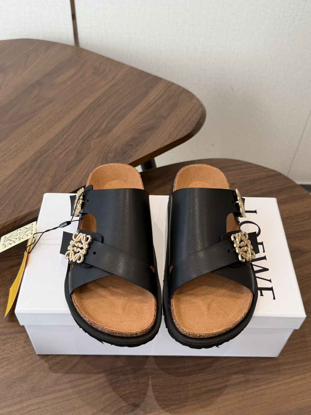 LOEWE 26ss 春夏系列 情侣款 拖鞋这个品牌刚出我就心动了代购找很久才买到货，真的一鞋难求，真的