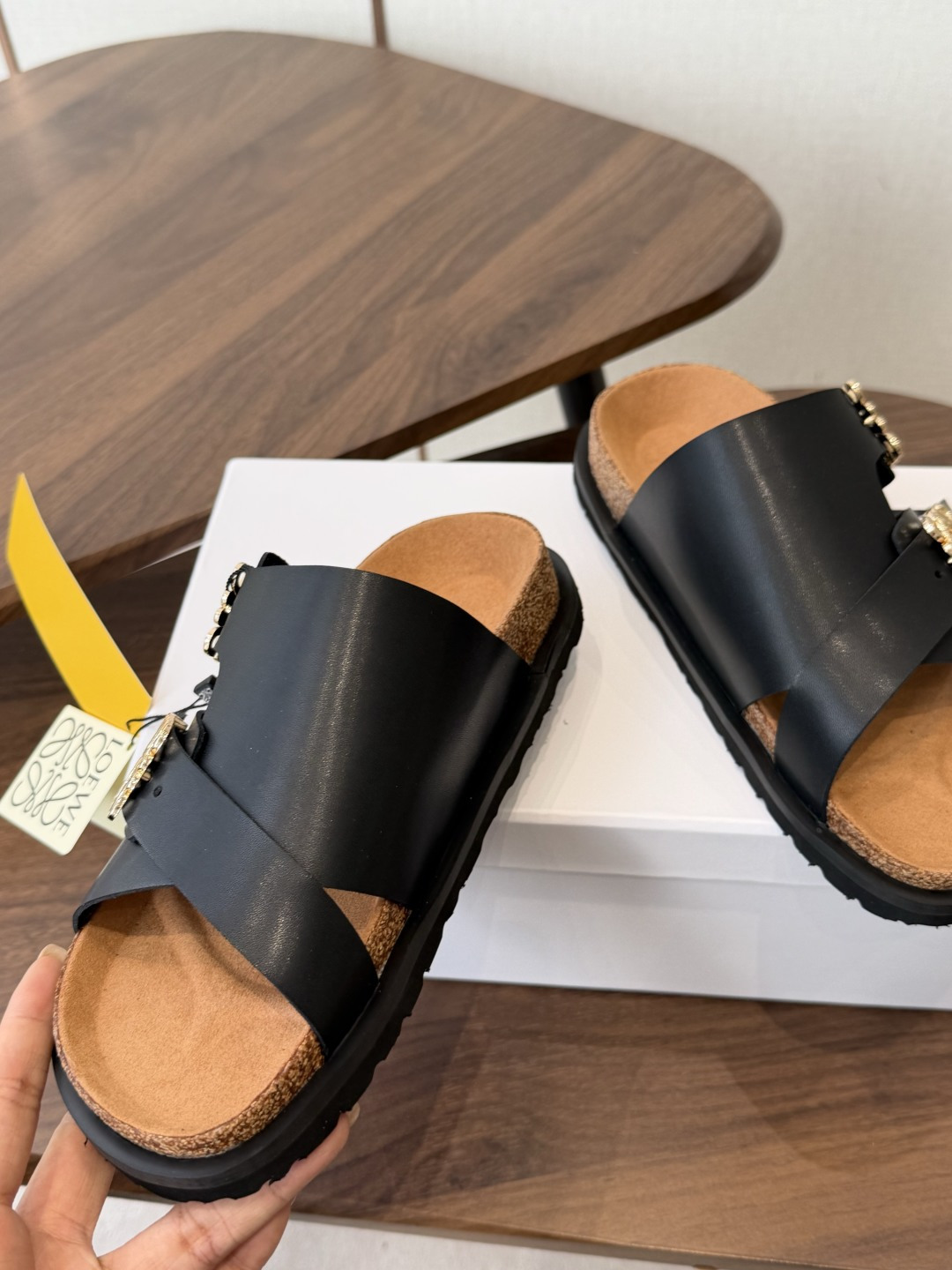 LOEWE 26ss 春夏系列 情侣款 拖鞋这个品牌刚出我就心动了代购找很久才买到货，真的一鞋难求，真的