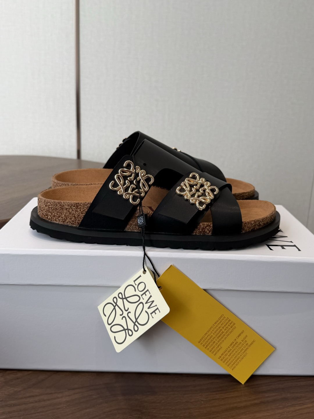 LOEWE 26ss 春夏系列 情侣款 拖鞋这个品牌刚出我就心动了代购找很久才买到货，真的一鞋难求，真的