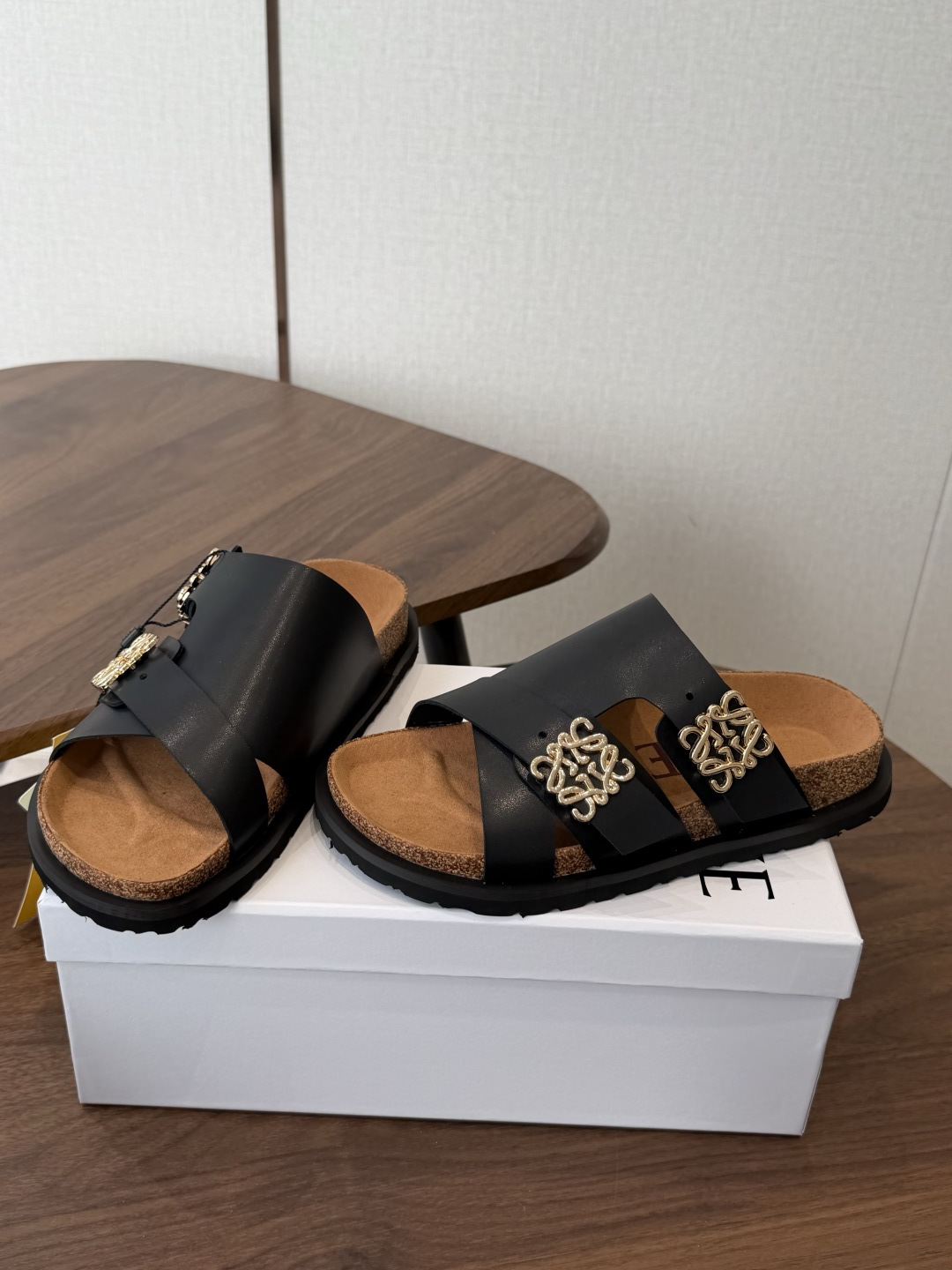 LOEWE 26ss 春夏系列 情侣款 拖鞋这个品牌刚出我就心动了代购找很久才买到货，真的一鞋难求，真的