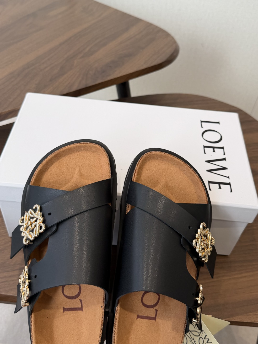 LOEWE 26ss 春夏系列 情侣款 拖鞋这个品牌刚出我就心动了代购找很久才买到货，真的一鞋难求，真的