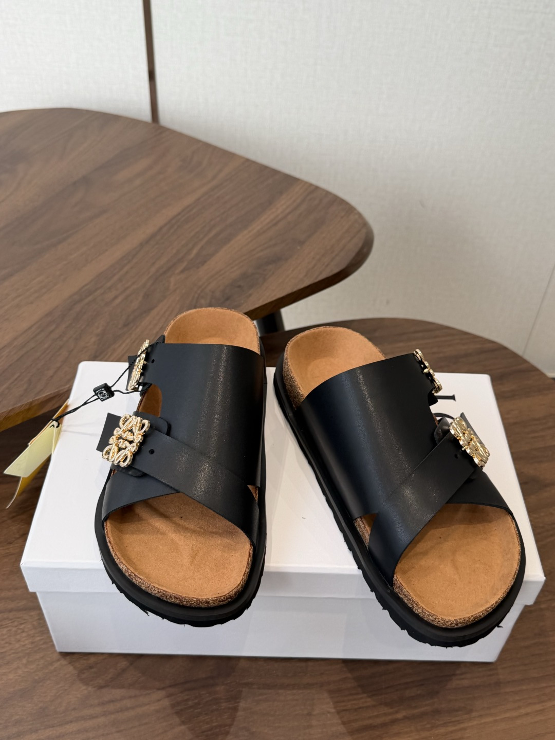 LOEWE 26ss 春夏系列 情侣款 拖鞋这个品牌刚出我就心动了代购找很久才买到货，真的一鞋难求，真的